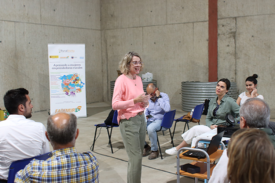 Teresa López, presidenta de FADEMUR, durante la formación teórica de la jornada sobre agricultura regenerativa.
FOTO: FADEMUR.