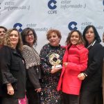 Compañeras de Fademur CLM con el premio otorgado por COPE Castilla-La Mancha