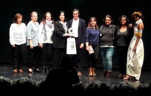 Compañeras de Fademur con el premio otorgado por COPE Castilla-La Mancha