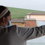 La emprendedora de Vereda Belén Sesé muestra a la ministra Rodríguez la ubicación de su ganadería