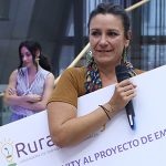 La agricultora y emprendedora Lydia Domínguez Tejera, de Aires de Apartadero, recogiendo el cheque de una de las becas Ruraltivity entregadas en 2022